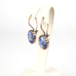 Sodalit taşı bakır küpe – içsel denge ve sezgisel güç sunan zarif tasarımıyla toptan doğal taş küpe.