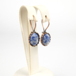 Sodalit taşı bakır küpe – içsel denge ve sezgisel güç sunan zarif tasarımıyla toptan doğal taş küpe.