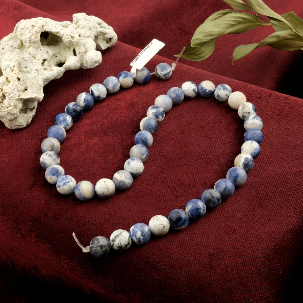 Sodalit doğal taş dizi – toptan doğal taş dizi, lacivert ve beyaz tonlarıyla huzur, sezgi ve iletişim enerjisi sunan taş.