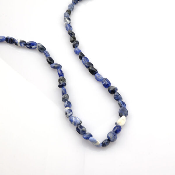 Sodalit doğal taş dizi 6x8mm – lacivert tonları ve içsel dinginlik enerjisiyle dikkat çeken toptan doğal taş dizi.