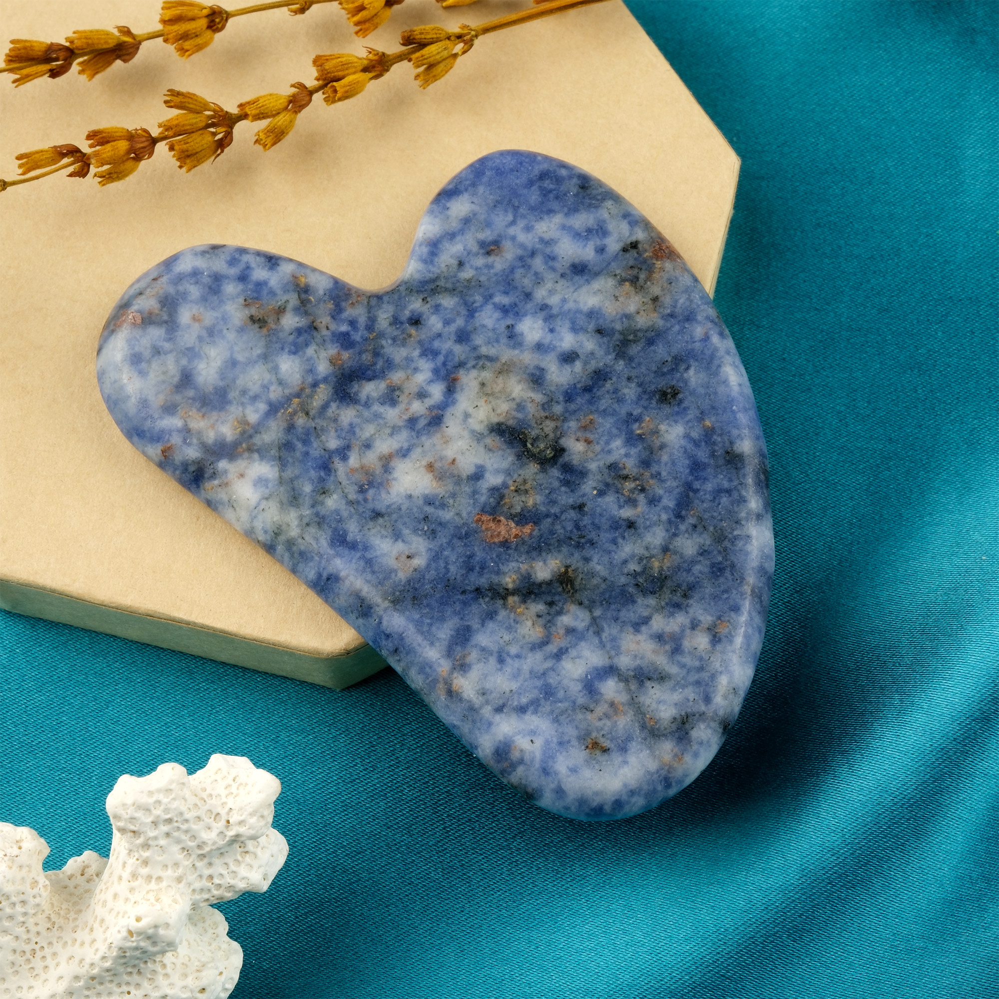sodalit-gua-sha-dogal-tas-masaj-aleti-safir-tas-evi-1 Sodalit gua sha – cilt yenileyici ve rahatlatıcı doğal taş masaj aleti