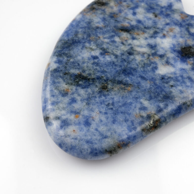 Sodalit gua sha – yüz şekillendirme ve enerji dengelemede etkili doğal taş