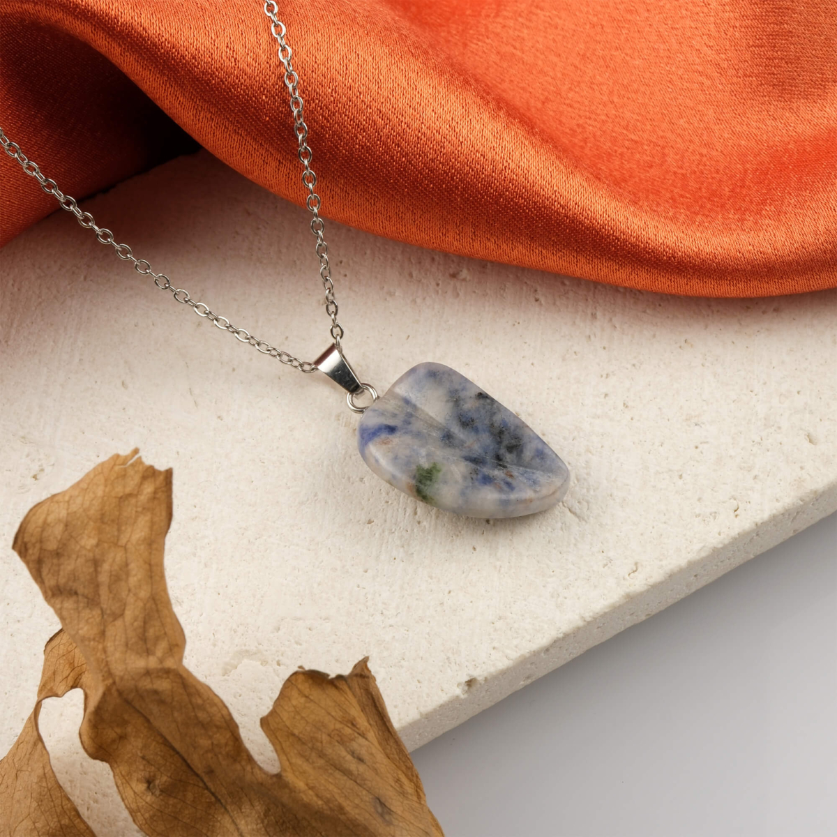 Sodalit doğal taş kolye – derin mavi tonlarıyla zihinsel denge ve sezgisel güç enerjisi. Sodalit kolye – doğal taşın sakinleştirici etkisiyle zarif bir görünüm. Mavi sodalit kolye – ruhsal huzur ve içsel farkındalık taşı. Toptan doğal taş kolye – enerji, estetik ve kalite bir arada.