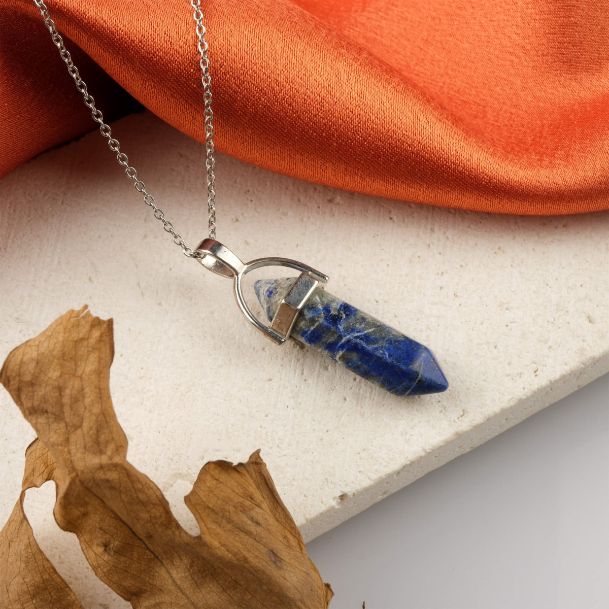 Sodalit doğal taş kolye – derin mavi tonlarıyla iç huzur ve sezgisel denge enerjisi. Mavi sodalit kolye – doğanın sakinliğini yansıtan zarif ve şifalı taş takı. Sodalit kolye – enerji dengesini korumak isteyenler için ruhsal güç sembolü. Toptan doğal taş kolye – estetik görünüm ve spiritüel denge bir arada.