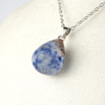 Sodalit doğal taş kolye – mavi tonlarıyla sezgi, iç huzur ve denge enerjisi taşır. Mavi sodalit kolye – zarif görünüm ve spiritüel denge arayanlar için doğal seçim. Sodalit kolye – ruhsal farkındalığı artıran ve özgüveni destekleyen doğal taş takı. Toptan doğal taş kolye – enerji dengesini koruyan estetik ve anlamlı aksesuar.