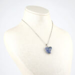 Sodalit doğal taş kolye – lacivert tonlarıyla zihinsel berraklık ve huzur enerjisi taşır. Mavi sodalit kolye – sezgisel güç ve duygusal dengeyi destekleyen zarif takı. Sodalit kolye – içsel dinginliği artıran, enerji dengesini koruyan doğal taş takı. Toptan doğal taş kolye – ruhsal farkındalık ve zarafeti bir araya getirir.