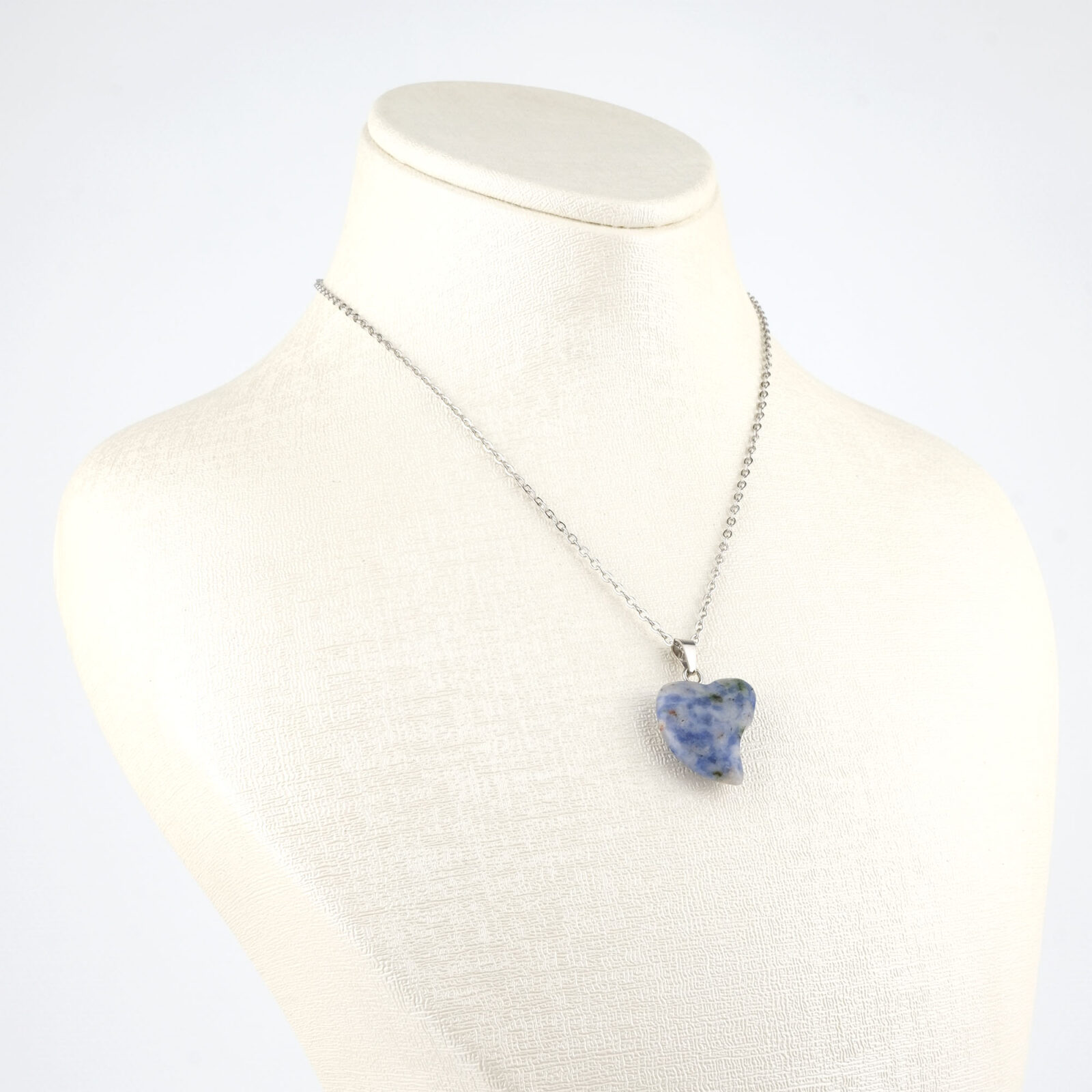 Sodalit doğal taş kolye – lacivert tonlarıyla zihinsel berraklık ve huzur enerjisi taşır. Mavi sodalit kolye – sezgisel güç ve duygusal dengeyi destekleyen zarif takı. Sodalit kolye – içsel dinginliği artıran, enerji dengesini koruyan doğal taş takı. Toptan doğal taş kolye – ruhsal farkındalık ve zarafeti bir araya getirir.