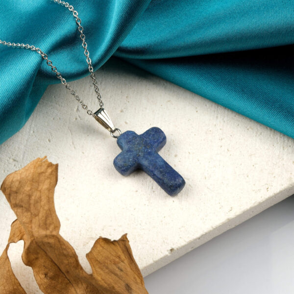 Sodalit doğal taş kolye – sezgiyi güçlendiren derin mavi enerjisiyle öne çıkar Sodalit kolye – zihin açıklığı ve denge enerjisini birleştiren zarif takı Mavi sodalit taş kolye – dinginlik, odaklanma ve ruhsal huzur sağlar Toptan doğal taş kolye – enerji, denge ve zarafeti bir arada sunan takı