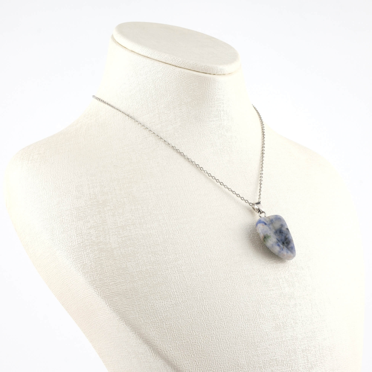 Sodalit doğal taş kolye – derin mavi tonlarıyla zihinsel denge ve sezgisel güç enerjisi. Sodalit kolye – doğal taşın sakinleştirici etkisiyle zarif bir görünüm. Mavi sodalit kolye – ruhsal huzur ve içsel farkındalık taşı. Toptan doğal taş kolye – enerji, estetik ve kalite bir arada.