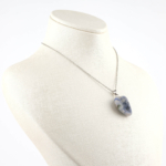 Sodalit doğal taş kolye – derin mavi tonlarıyla zihinsel denge ve sezgisel güç enerjisi. Sodalit kolye – doğal taşın sakinleştirici etkisiyle zarif bir görünüm. Mavi sodalit kolye – ruhsal huzur ve içsel farkındalık taşı. Toptan doğal taş kolye – enerji, estetik ve kalite bir arada.