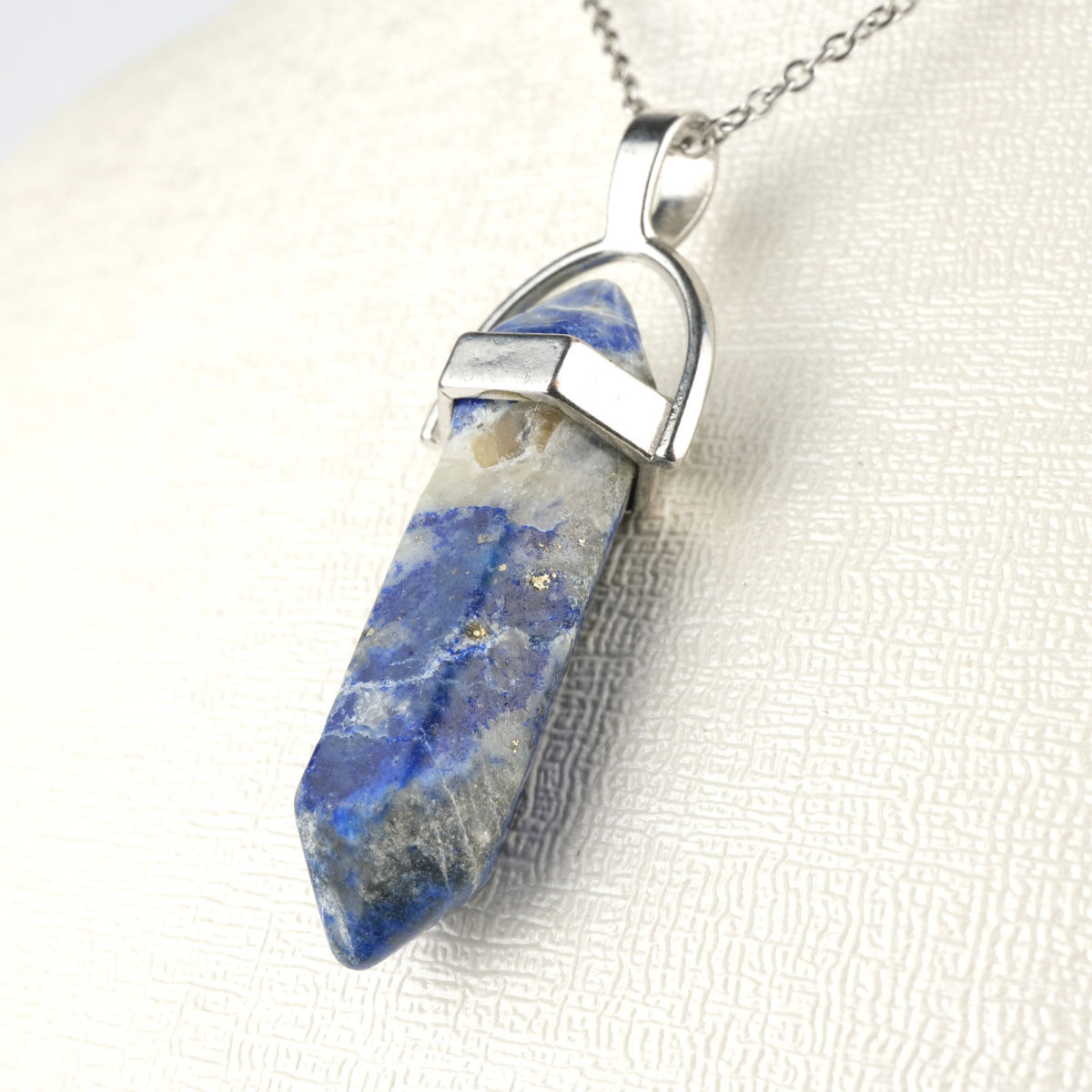 Sodalit doğal taş kolye – derin mavi tonlarıyla iç huzur ve sezgisel denge enerjisi. Mavi sodalit kolye – doğanın sakinliğini yansıtan zarif ve şifalı taş takı. Sodalit kolye – enerji dengesini korumak isteyenler için ruhsal güç sembolü. Toptan doğal taş kolye – estetik görünüm ve spiritüel denge bir arada.