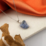 Sodalit doğal taş kolye – lacivert tonlarıyla zihinsel berraklık ve huzur enerjisi taşır. Mavi sodalit kolye – sezgisel güç ve duygusal dengeyi destekleyen zarif takı. Sodalit kolye – içsel dinginliği artıran, enerji dengesini koruyan doğal taş takı. Toptan doğal taş kolye – ruhsal farkındalık ve zarafeti bir araya getirir.