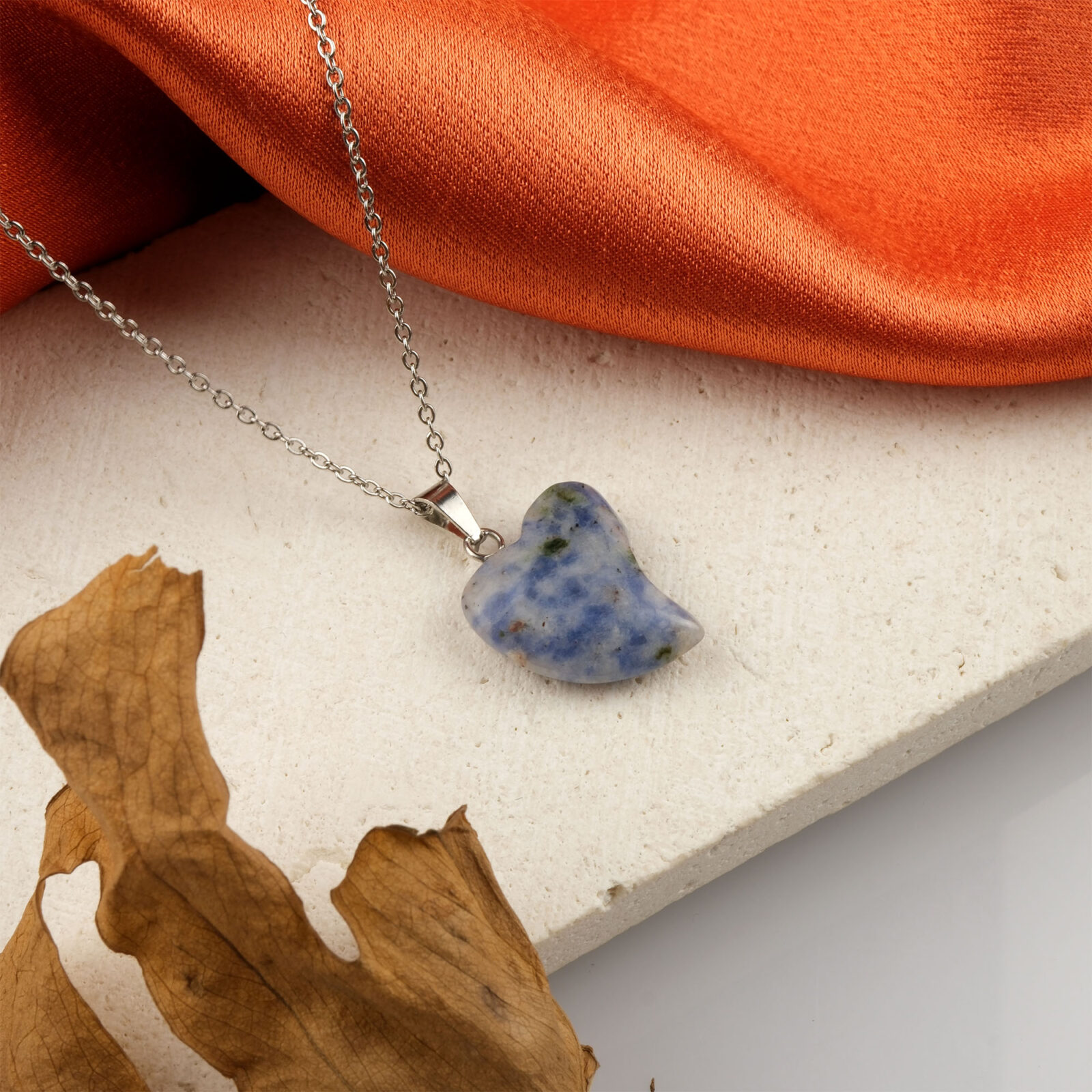 Sodalit doğal taş kolye – lacivert tonlarıyla zihinsel berraklık ve huzur enerjisi taşır. Mavi sodalit kolye – sezgisel güç ve duygusal dengeyi destekleyen zarif takı. Sodalit kolye – içsel dinginliği artıran, enerji dengesini koruyan doğal taş takı. Toptan doğal taş kolye – ruhsal farkındalık ve zarafeti bir araya getirir.