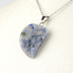 Sodalit doğal taş kolye – derin mavi tonlarıyla zihinsel denge ve sezgisel güç enerjisi. Sodalit kolye – doğal taşın sakinleştirici etkisiyle zarif bir görünüm. Mavi sodalit kolye – ruhsal huzur ve içsel farkındalık taşı. Toptan doğal taş kolye – enerji, estetik ve kalite bir arada.