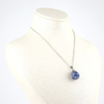 Sodalit doğal taş kolye – mavi tonlarıyla sezgi, iç huzur ve denge enerjisi taşır. Mavi sodalit kolye – zarif görünüm ve spiritüel denge arayanlar için doğal seçim. Sodalit kolye – ruhsal farkındalığı artıran ve özgüveni destekleyen doğal taş takı. Toptan doğal taş kolye – enerji dengesini koruyan estetik ve anlamlı aksesuar.