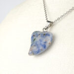 Sodalit doğal taş kolye – lacivert tonlarıyla zihinsel berraklık ve huzur enerjisi taşır. Mavi sodalit kolye – sezgisel güç ve duygusal dengeyi destekleyen zarif takı. Sodalit kolye – içsel dinginliği artıran, enerji dengesini koruyan doğal taş takı. Toptan doğal taş kolye – ruhsal farkındalık ve zarafeti bir araya getirir.