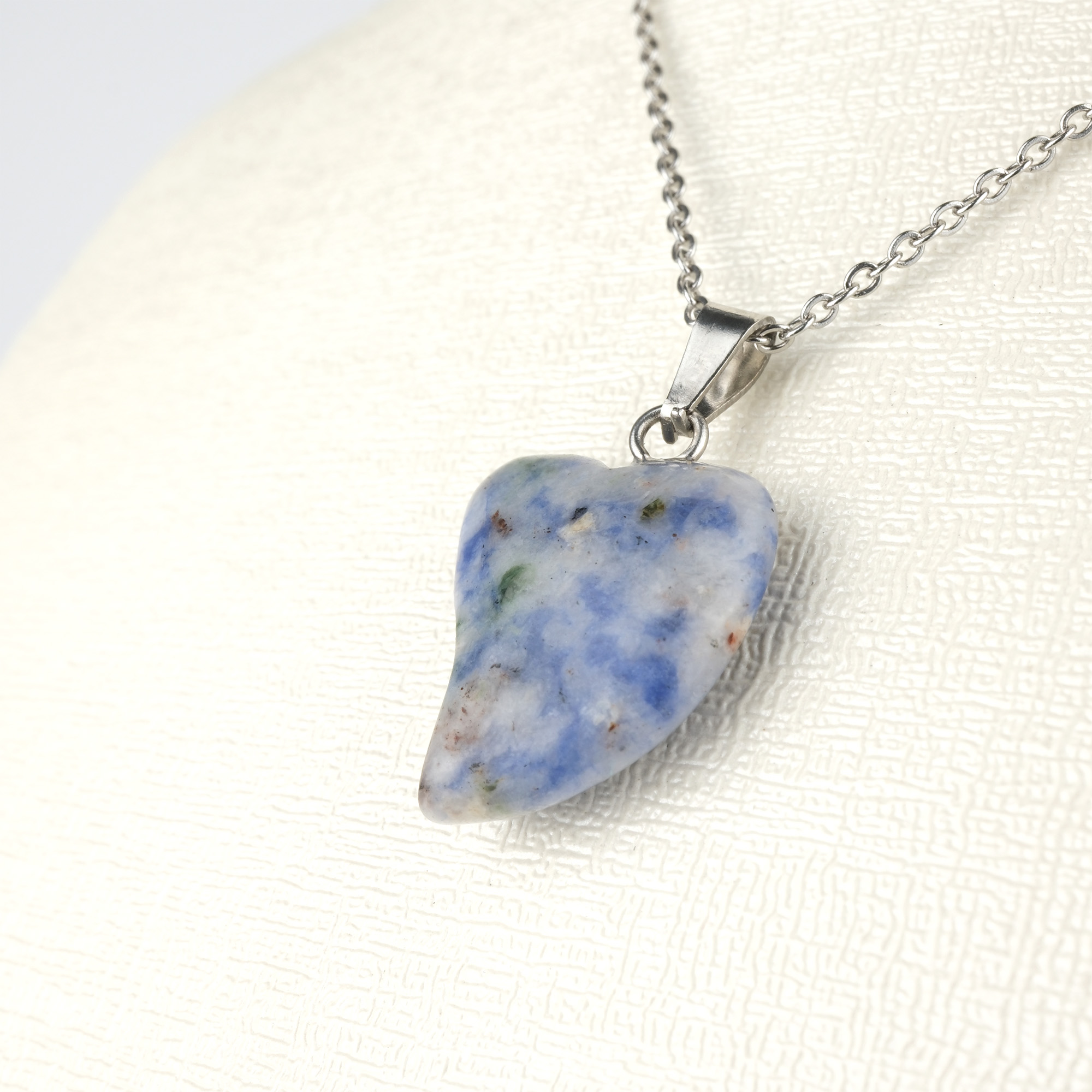 sodalit-kolye-dogal-tas-kolye-safir-tas-evi- (3) Sodalit doğal taş kolye – lacivert tonlarıyla zihinsel berraklık ve huzur enerjisi taşır. Mavi sodalit kolye – sezgisel güç ve duygusal dengeyi destekleyen zarif takı. Sodalit kolye – içsel dinginliği artıran, enerji dengesini koruyan doğal taş takı. Toptan doğal taş kolye – ruhsal farkındalık ve zarafeti bir araya getirir.