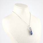 Sodalit doğal taş kolye – derin mavi tonlarıyla iç huzur ve sezgisel denge enerjisi. Mavi sodalit kolye – doğanın sakinliğini yansıtan zarif ve şifalı taş takı. Sodalit kolye – enerji dengesini korumak isteyenler için ruhsal güç sembolü. Toptan doğal taş kolye – estetik görünüm ve spiritüel denge bir arada.