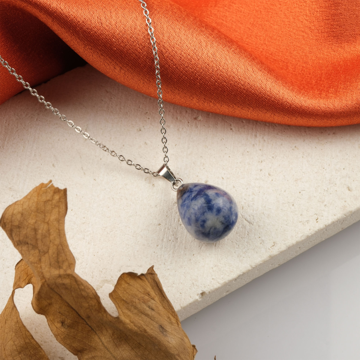 Sodalit doğal taş kolye – mavi tonlarıyla sezgi, iç huzur ve denge enerjisi taşır. Mavi sodalit kolye – zarif görünüm ve spiritüel denge arayanlar için doğal seçim. Sodalit kolye – ruhsal farkındalığı artıran ve özgüveni destekleyen doğal taş takı. Toptan doğal taş kolye – enerji dengesini koruyan estetik ve anlamlı aksesuar.