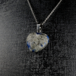 Kalp modelli sodalit kolye – mavi tonlarıyla sevgi ve huzur enerjisini birleştirir. Sodalit doğal taş kolye – kalp formuyla içsel denge ve sezgisel farkındalık sağlar. Mavi sodalit kolye – zarafeti ve spiritüel gücü bir araya getiren doğal taş takı. Toptan doğal taş kolye – estetik görünüm ve enerji dengesini bir arada sunar.