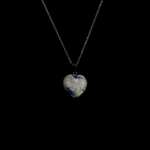 Kalp modelli sodalit kolye – mavi tonlarıyla sevgi ve huzur enerjisini birleştirir. Sodalit doğal taş kolye – kalp formuyla içsel denge ve sezgisel farkındalık sağlar. Mavi sodalit kolye – zarafeti ve spiritüel gücü bir araya getiren doğal taş takı. Toptan doğal taş kolye – estetik görünüm ve enerji dengesini bir arada sunar.