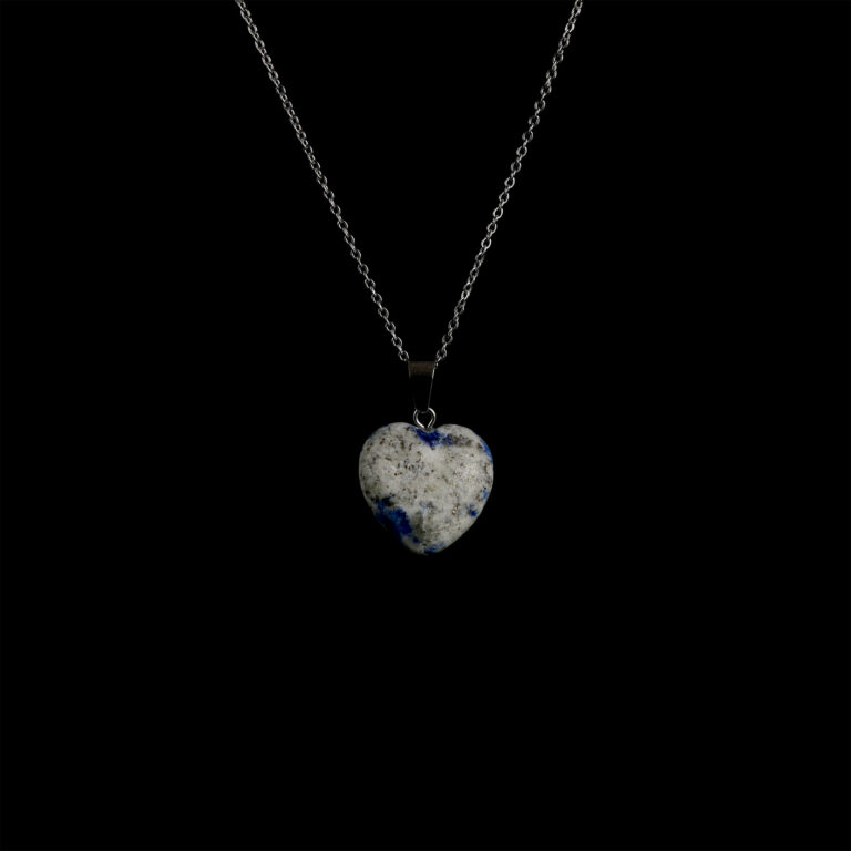 Kalp modelli sodalit kolye – mavi tonlarıyla sevgi ve huzur enerjisini birleştirir. Sodalit doğal taş kolye – kalp formuyla içsel denge ve sezgisel farkındalık sağlar. Mavi sodalit kolye – zarafeti ve spiritüel gücü bir araya getiren doğal taş takı. Toptan doğal taş kolye – estetik görünüm ve enerji dengesini bir arada sunar.