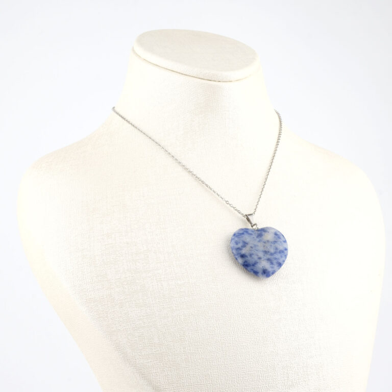 Sodalit doğal taş kolye – mavi tonlarıyla zihinsel denge ve özgüven enerjisi taşır. Kalp modelli sodalit kolye – iç huzur ve sezgisel gücü simgeleyen zarif takı. Mavi sodalit kolye – doğal taşın sakinleştirici enerjisiyle şıklığı birleştirir. Toptan doğal taş kolye – ruhsal denge ve estetik görünüm bir arada.
