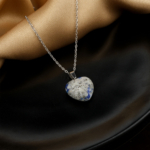 Kalp modelli sodalit kolye – mavi tonlarıyla sevgi ve huzur enerjisini birleştirir. Sodalit doğal taş kolye – kalp formuyla içsel denge ve sezgisel farkındalık sağlar. Mavi sodalit kolye – zarafeti ve spiritüel gücü bir araya getiren doğal taş takı. Toptan doğal taş kolye – estetik görünüm ve enerji dengesini bir arada sunar.