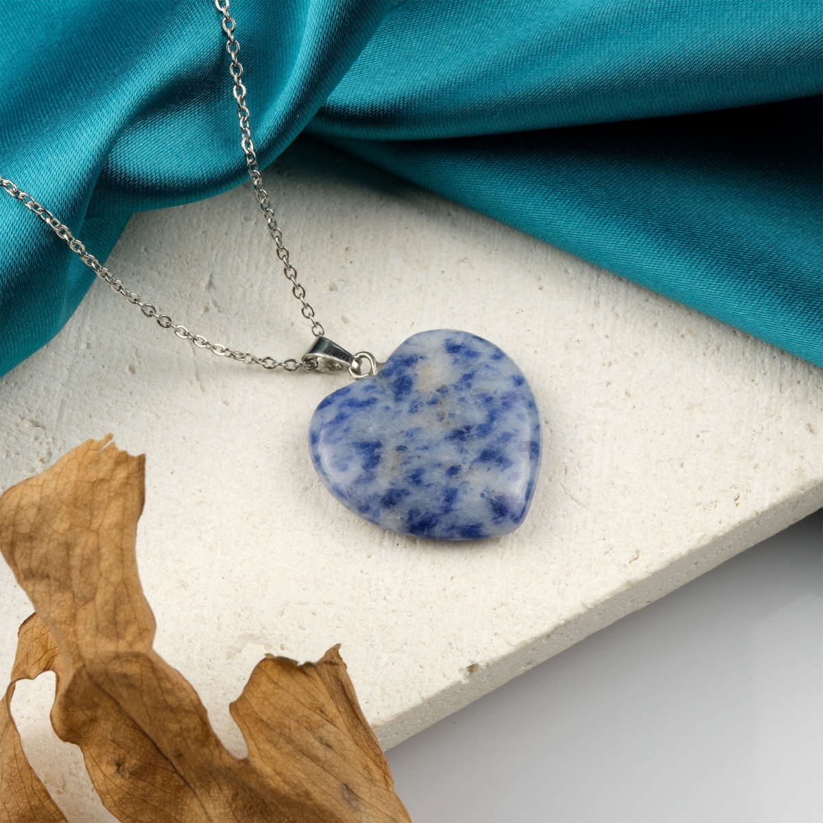 Sodalit doğal taş kolye – mavi tonlarıyla zihinsel denge ve özgüven enerjisi taşır. Kalp modelli sodalit kolye – iç huzur ve sezgisel gücü simgeleyen zarif takı. Mavi sodalit kolye – doğal taşın sakinleştirici enerjisiyle şıklığı birleştirir. Toptan doğal taş kolye – ruhsal denge ve estetik görünüm bir arada.