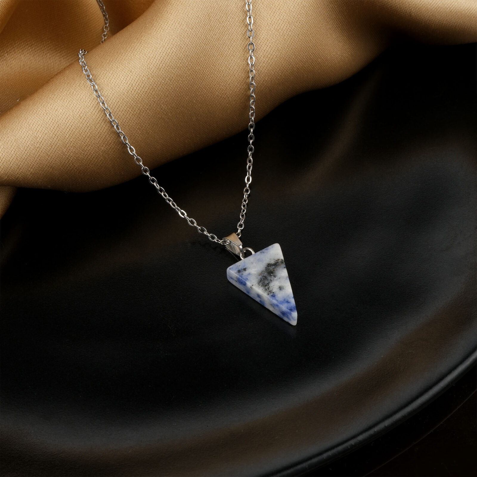 Üçgen modelli sodalit kolye – mavi tonlarıyla zihinsel berraklık ve sezgisel güç. Sodalit doğal taş kolye – üçgen formuyla enerjiyi dengeleyen zarif bir takı. Mavi sodalit kolye – özgüven, sakinlik ve içsel farkındalık için doğal destek. Toptan doğal taş kolye – modern tasarım ve spiritüel enerji bir arada.