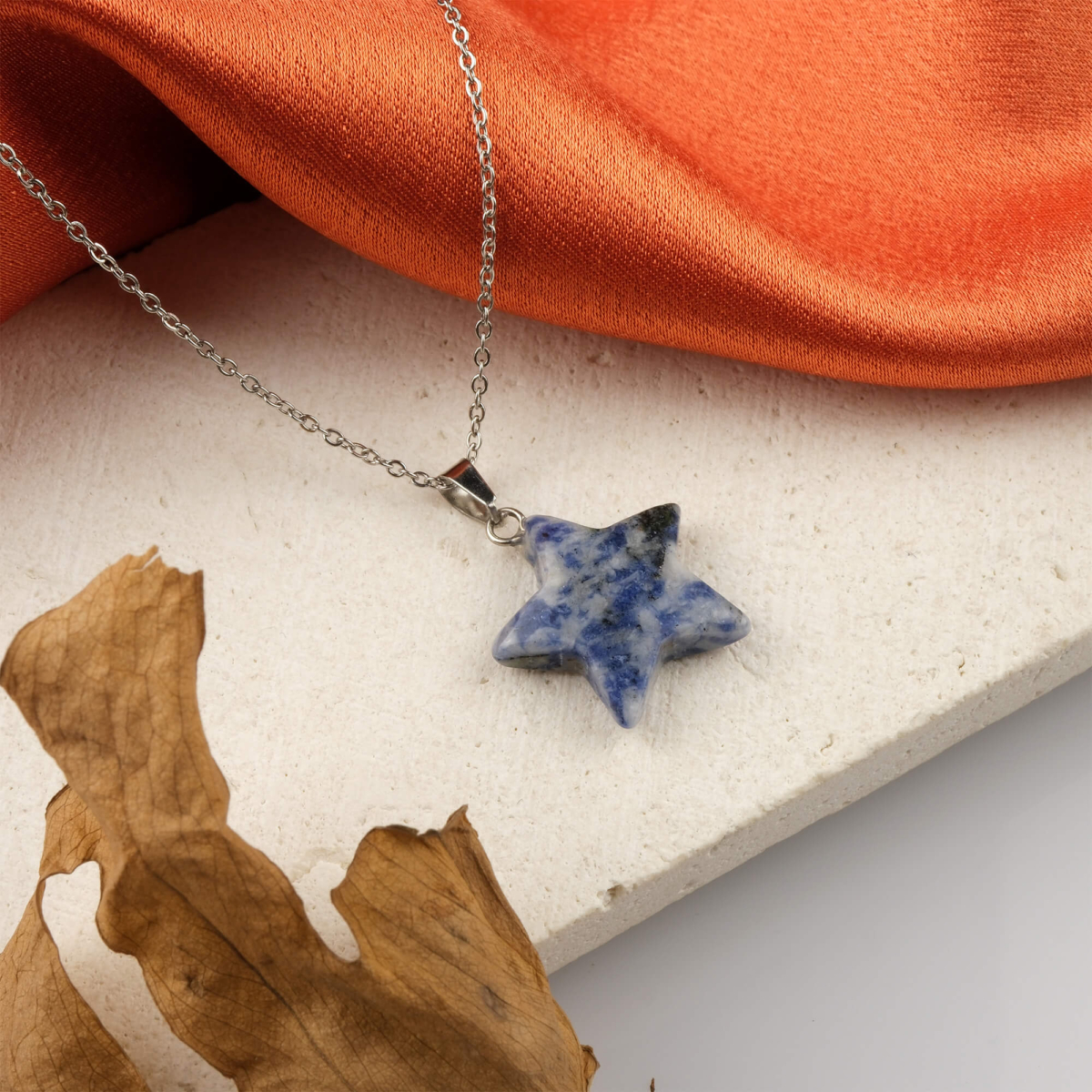 Yıldız modelli sodalit kolye – mavi tonlarıyla sezgisel güç ve iç huzuru birleştirir. Sodalit doğal taş kolye – yıldız formuyla özgüveni artıran zarif bir takı. Mavi sodalit yıldız kolye – spiritüel enerjiyi ve estetik şıklığı buluşturur. Toptan doğal taş kolye – enerjisi güçlü, tasarımı eşsiz bir aksesuar.