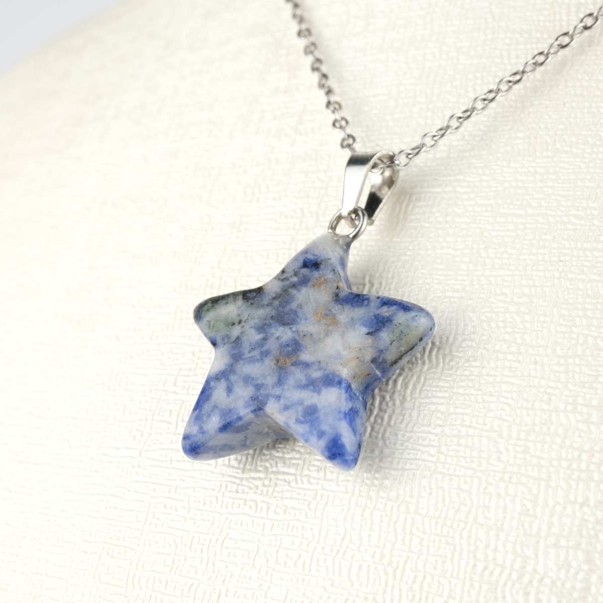 Yıldız modelli sodalit kolye – mavi tonlarıyla sezgisel güç ve iç huzuru birleştirir. Sodalit doğal taş kolye – yıldız formuyla özgüveni artıran zarif bir takı. Mavi sodalit yıldız kolye – spiritüel enerjiyi ve estetik şıklığı buluşturur. Toptan doğal taş kolye – enerjisi güçlü, tasarımı eşsiz bir aksesuar.