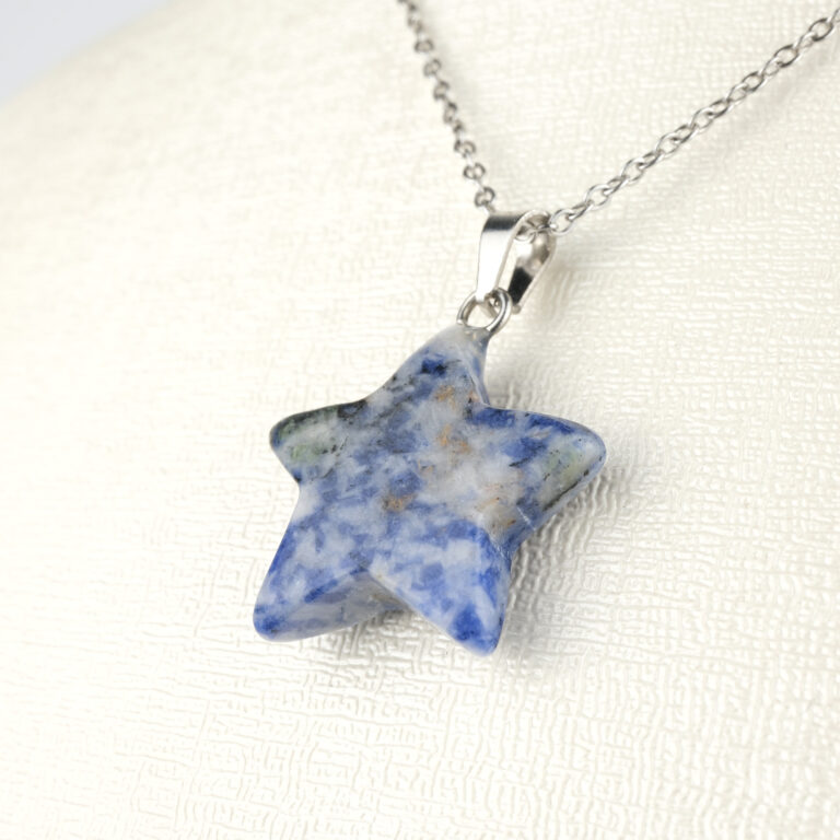 Yıldız modelli sodalit kolye – mavi tonlarıyla sezgisel güç ve iç huzuru birleştirir. Sodalit doğal taş kolye – yıldız formuyla özgüveni artıran zarif bir takı. Mavi sodalit yıldız kolye – spiritüel enerjiyi ve estetik şıklığı buluşturur. Toptan doğal taş kolye – enerjisi güçlü, tasarımı eşsiz bir aksesuar.