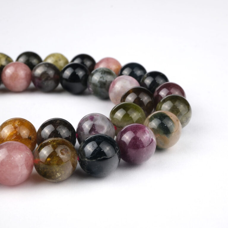 Turmalin doğal taş dizi 8 mm – çok renkli yapısıyla koruma, denge ve enerji temizliği sağlayan toptan doğal taş dizi