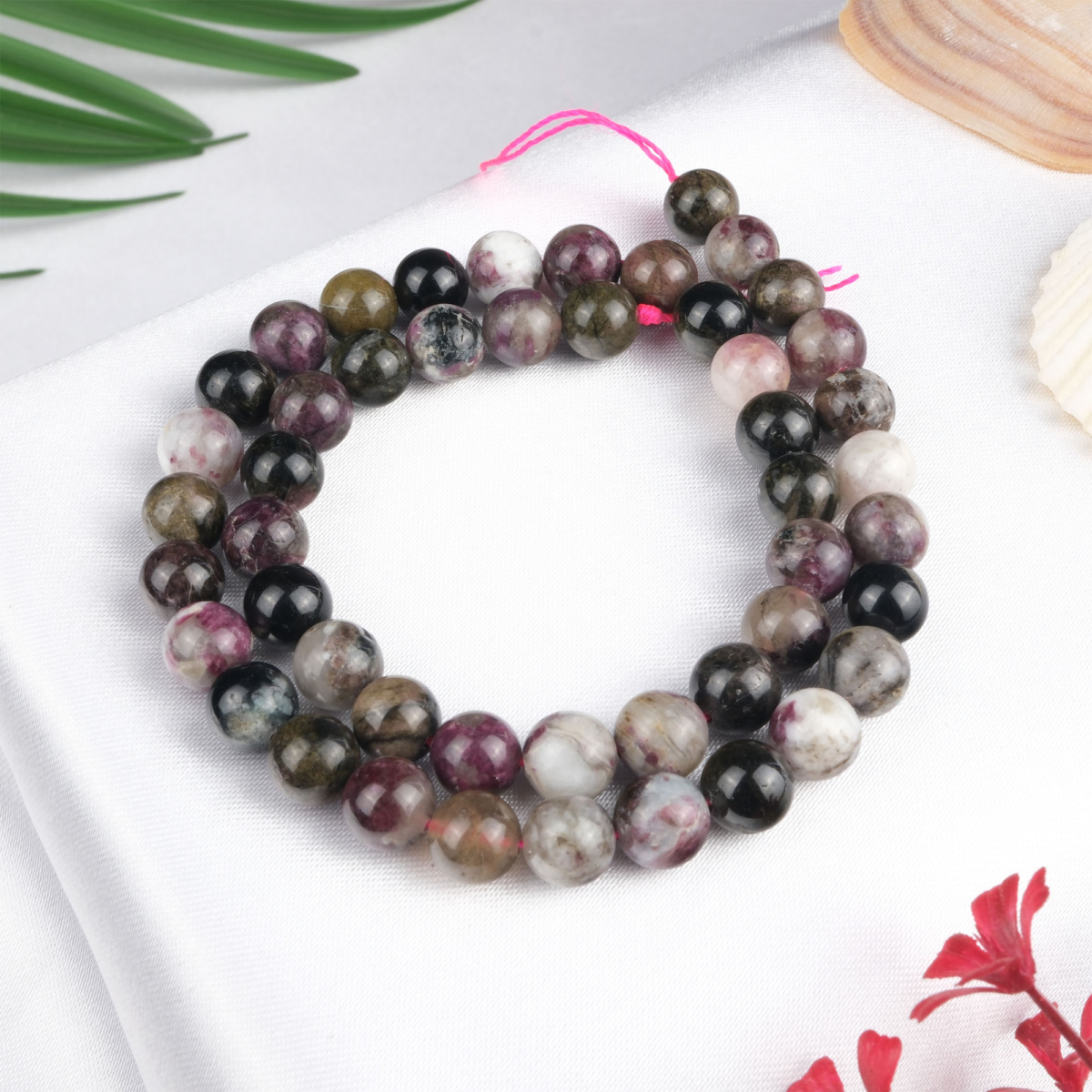 Turmalin doğal taş dizi 8 mm – çok renkli yapısıyla enerji dengeleme, koruma ve şifa amaçlı kullanılan toptan doğal taş dizi