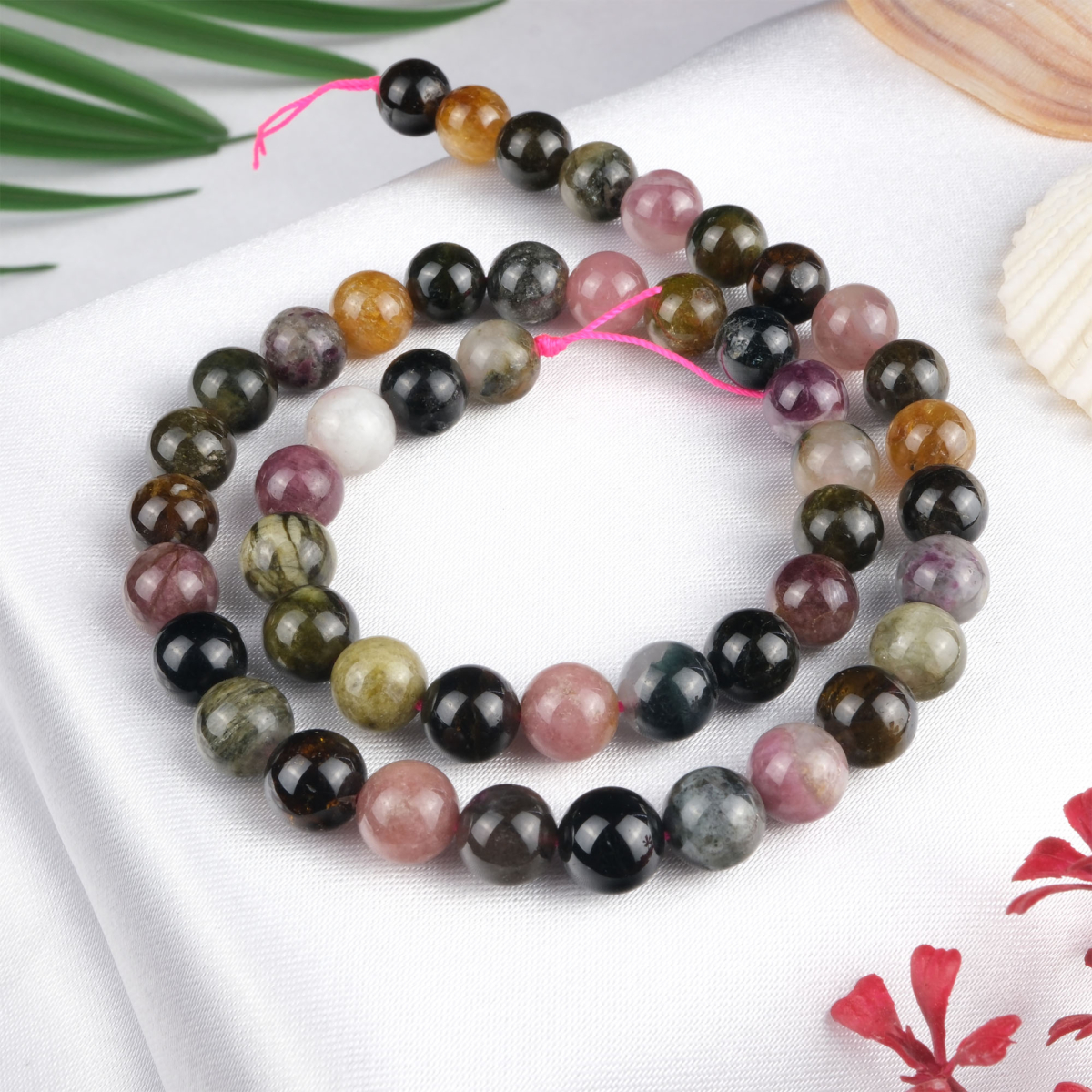 Turmalin doğal taş dizi 8 mm – çok renkli yapısıyla koruma, denge ve enerji temizliği sağlayan toptan doğal taş dizi