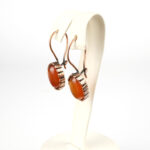 Turuncu akik taşı bakır küpe – canlı enerjisi ve zarif tasarımıyla öne çıkan toptan doğal taş küpe.