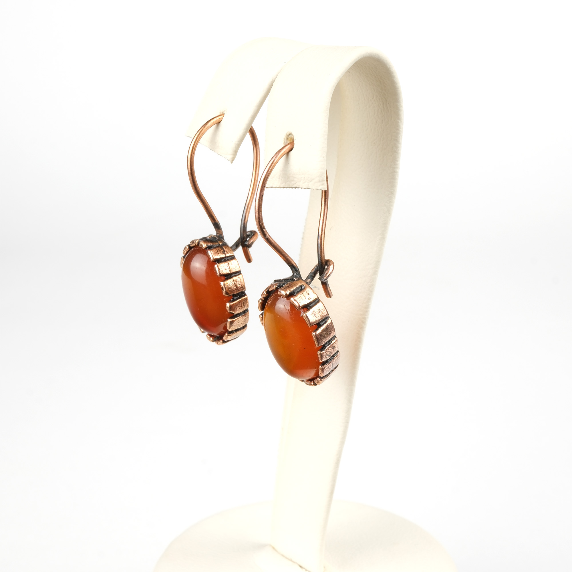 turuncu-akik-bakir-kupe-dogal-tas-kupe-safir-tas-evi- (3) Turuncu akik taşı bakır küpe – canlı enerjisi ve zarif tasarımıyla öne çıkan toptan doğal taş küpe.