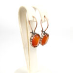 Turuncu akik taşı bakır küpe – canlı enerjisi ve zarif tasarımıyla öne çıkan toptan doğal taş küpe.