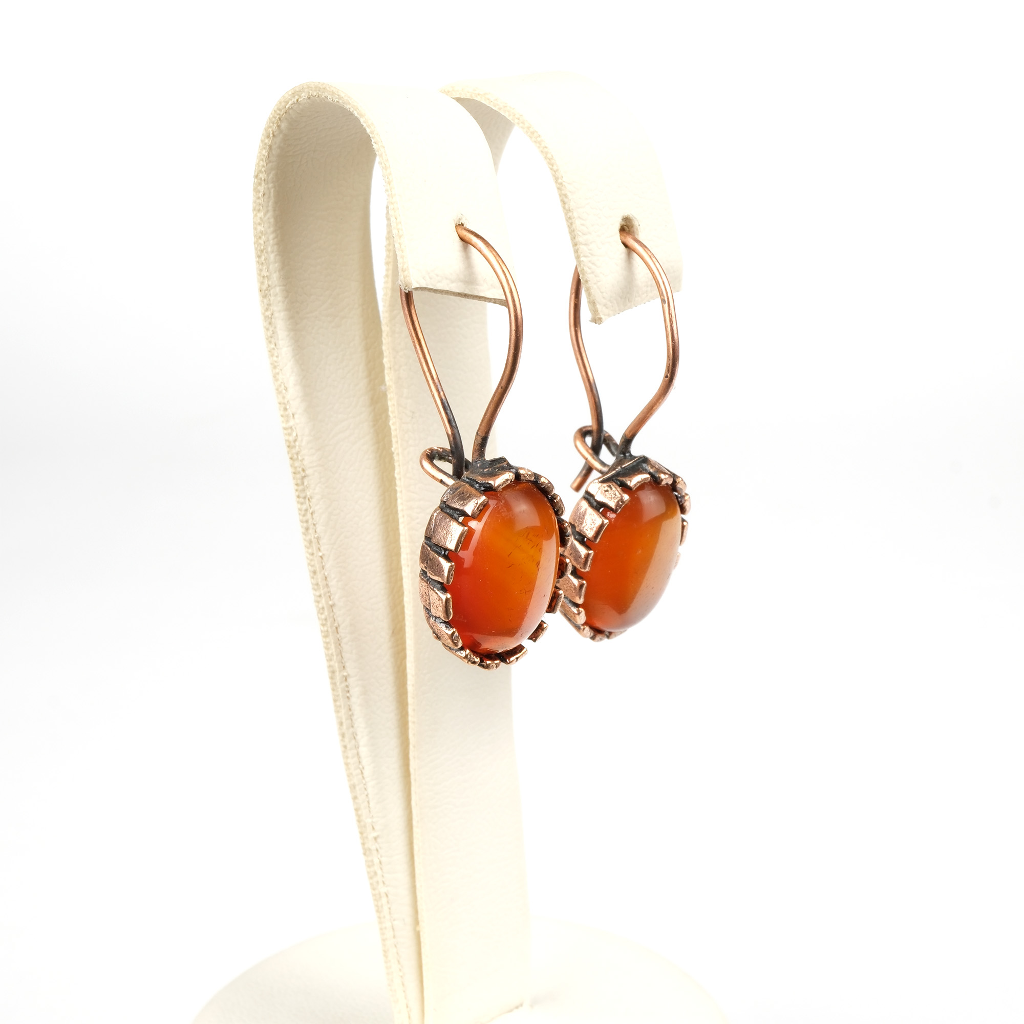 turuncu-akik-bakir-kupe-dogal-tas-kupe-safir-tas-evi- (4) Turuncu akik taşı bakır küpe – canlı enerjisi ve zarif tasarımıyla öne çıkan toptan doğal taş küpe.