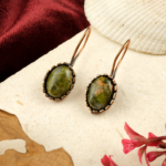 Unakit taşı bakır küpe – doğal enerjiyi ve zarafeti bir araya getiren toptan doğal taş küpe.