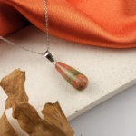 Unakit doğal taş kolye – yeşil ve pembe tonlarıyla denge, sevgi ve uyum enerjisi taşır. Unakit kolye – doğanın huzurunu yansıtan zarif ve şifalı taş takı. Pembe yeşil unakit kolye – duygusal dengeyi destekleyen doğal taş aksesuar. Toptan doğal taş kolye – estetik, enerji ve ruhsal denge bir arada.