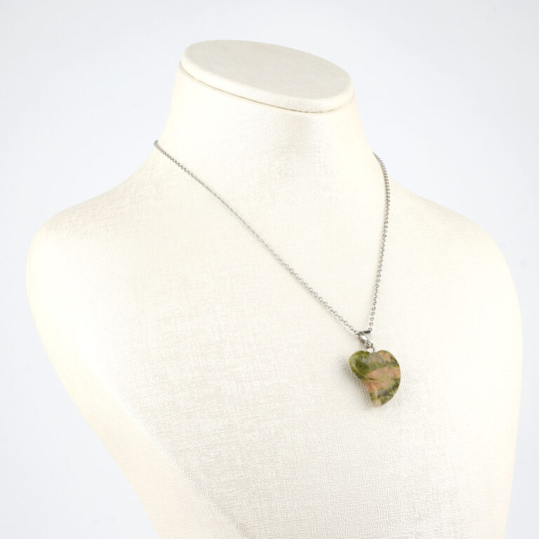 Unakit doğal taş kolye – yeşil ve pembe tonlarıyla sevgi, denge ve uyum enerjisi. Unakit kolye – doğanın sakinleştirici enerjisini taşıyan zarif bir takı. Pembe-yeşil unakit kolye – ruhsal huzuru artıran doğal taş aksesuar. Toptan doğal taş kolye – estetik görünüm ve pozitif enerji bir arada.