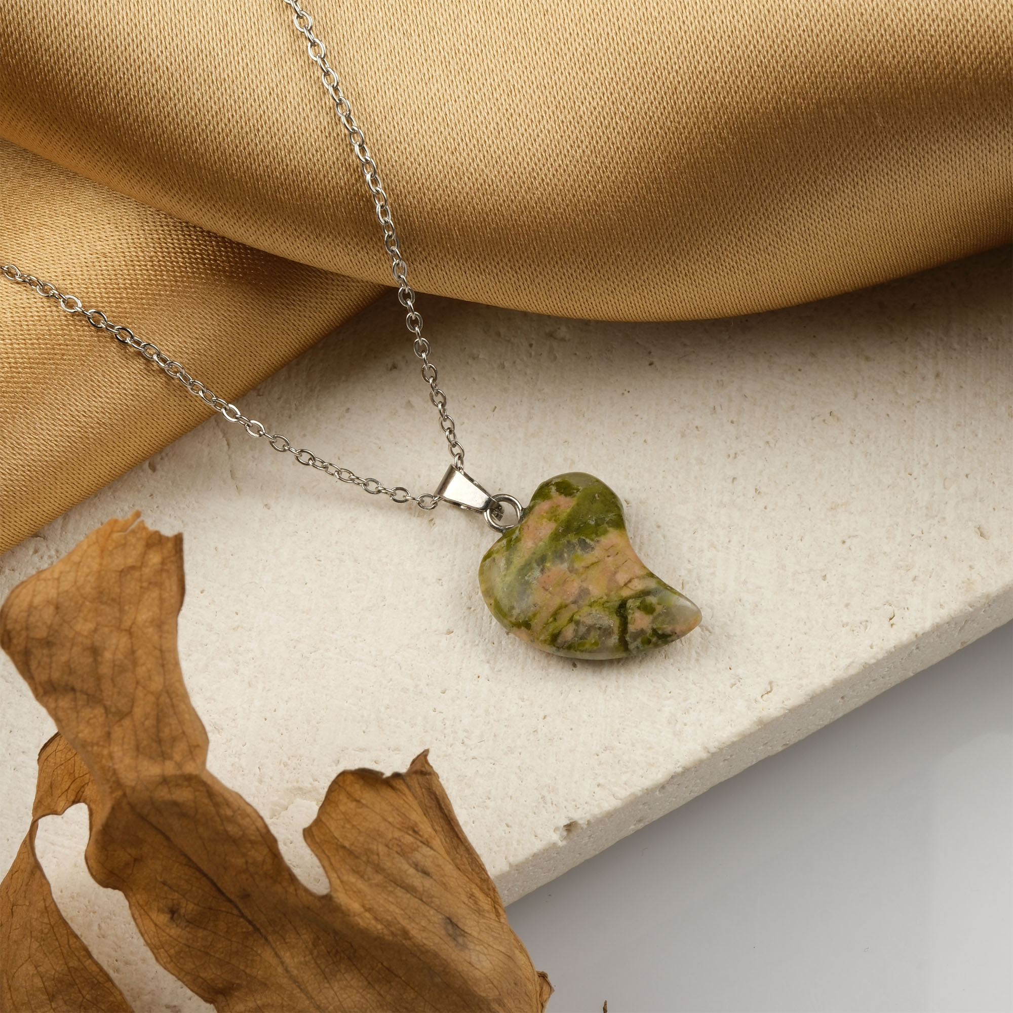 unakit-kolye-dogal-tas-kolye-safir-tas-evi- (4) Unakit doğal taş kolye – yeşil ve pembe tonlarıyla sevgi, denge ve uyum enerjisi. Unakit kolye – doğanın sakinleştirici enerjisini taşıyan zarif bir takı. Pembe-yeşil unakit kolye – ruhsal huzuru artıran doğal taş aksesuar. Toptan doğal taş kolye – estetik görünüm ve pozitif enerji bir arada.