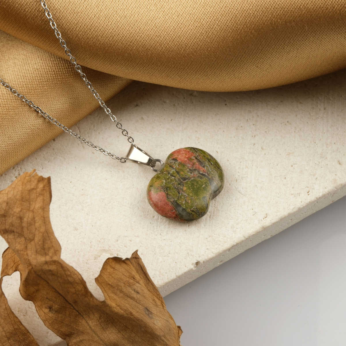 Unakit doğal taş kolye – yeşil ve pembe tonlarıyla denge, sevgi ve huzur enerjisi taşır. Pembe-yeşil unakit kolye – ruhsal uyumu destekleyen zarif bir doğal taş takı. Unakit kolye – doğanın sakinliğini ve sevgi frekansını yansıtan özel tasarım. Toptan doğal taş kolye – enerji dengesini ve estetik uyumu birleştirir.