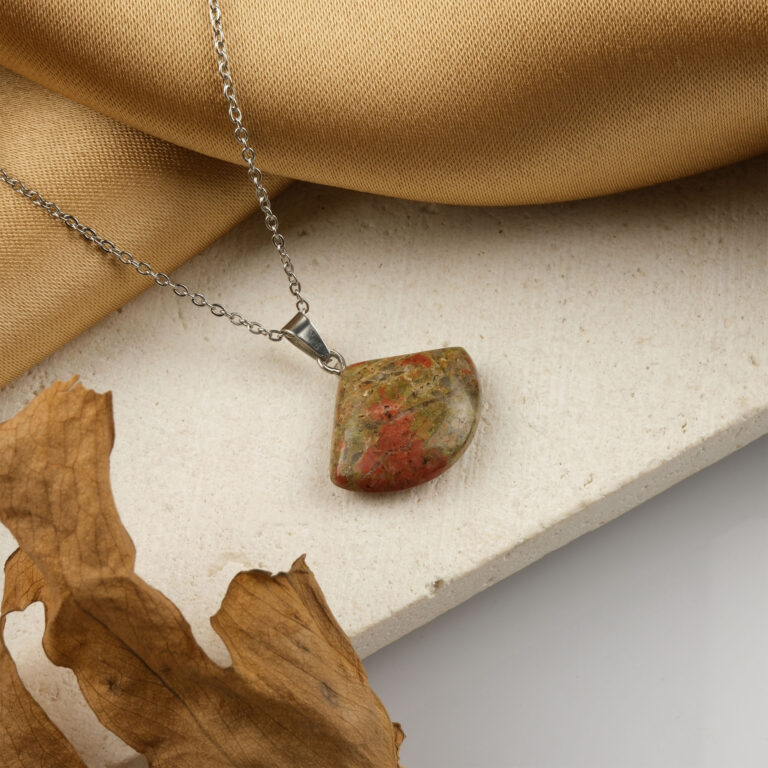 Unakit doğal taş kolye – pembe ve yeşil tonlarıyla sevgi ve denge enerjisini yansıtır. Unakit kolye – doğanın huzurunu ve kalp çakrası enerjisini taşıyan zarif takı. Pembe-yeşil unakit kolye – ruhsal denge ve duygusal istikrarı güçlendiren taş. Toptan doğal taş kolye – estetik görünüm, sevgi enerjisi ve ruhsal uyum bir arada.