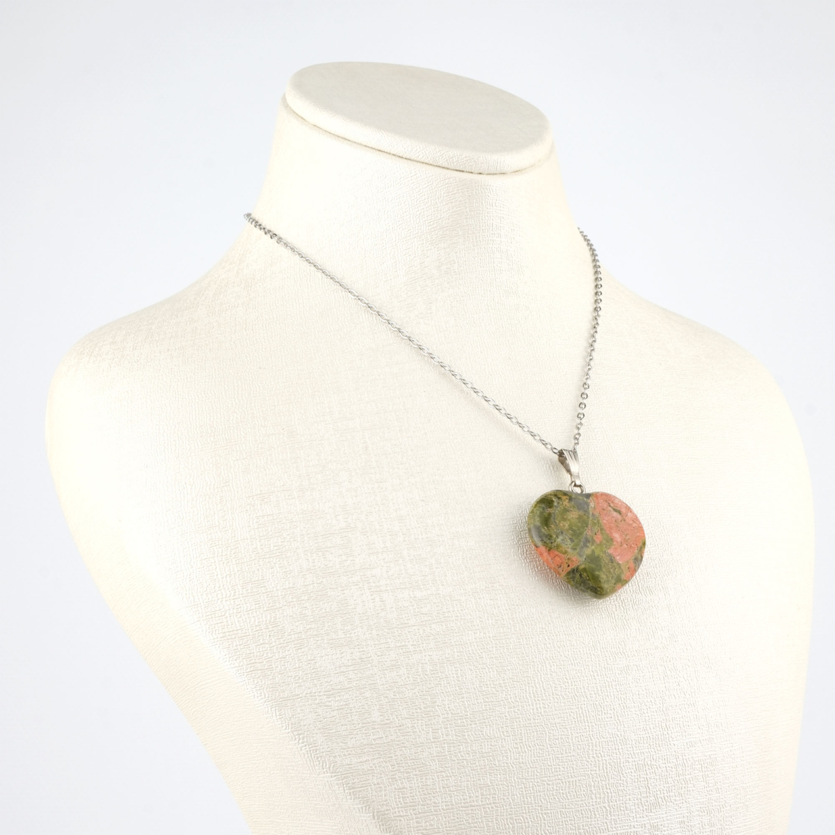 Kalp modelli unakit kolye – pembe ve yeşil tonlarıyla sevgi, huzur ve uyum enerjisi taşır. Unakit doğal taş kolye – kalp formuyla duygusal denge ve pozitif enerji sağlar. Pembe-yeşil unakit kolye – kalp çakrasını dengeleyen zarif doğal taş takı. Toptan doğal taş kolye – estetik, sevgi enerjisi ve ruhsal denge bir arada.