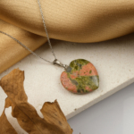 Kalp modelli unakit kolye – pembe ve yeşil tonlarıyla sevgi, huzur ve uyum enerjisi taşır. Unakit doğal taş kolye – kalp formuyla duygusal denge ve pozitif enerji sağlar. Pembe-yeşil unakit kolye – kalp çakrasını dengeleyen zarif doğal taş takı. Toptan doğal taş kolye – estetik, sevgi enerjisi ve ruhsal denge bir arada.