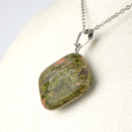 Kare modelli unakit kolye – pembe ve yeşil tonlarıyla denge ve sevgi enerjisini taşır. Unakit doğal taş kolye – kare formuyla istikrar ve huzur frekansını temsil eder. Pembe-yeşil unakit kolye – kalp çakrasını dengeleyen zarif doğal taş takı. Toptan doğal taş kolye – estetik görünüm ve içsel uyum bir arada.