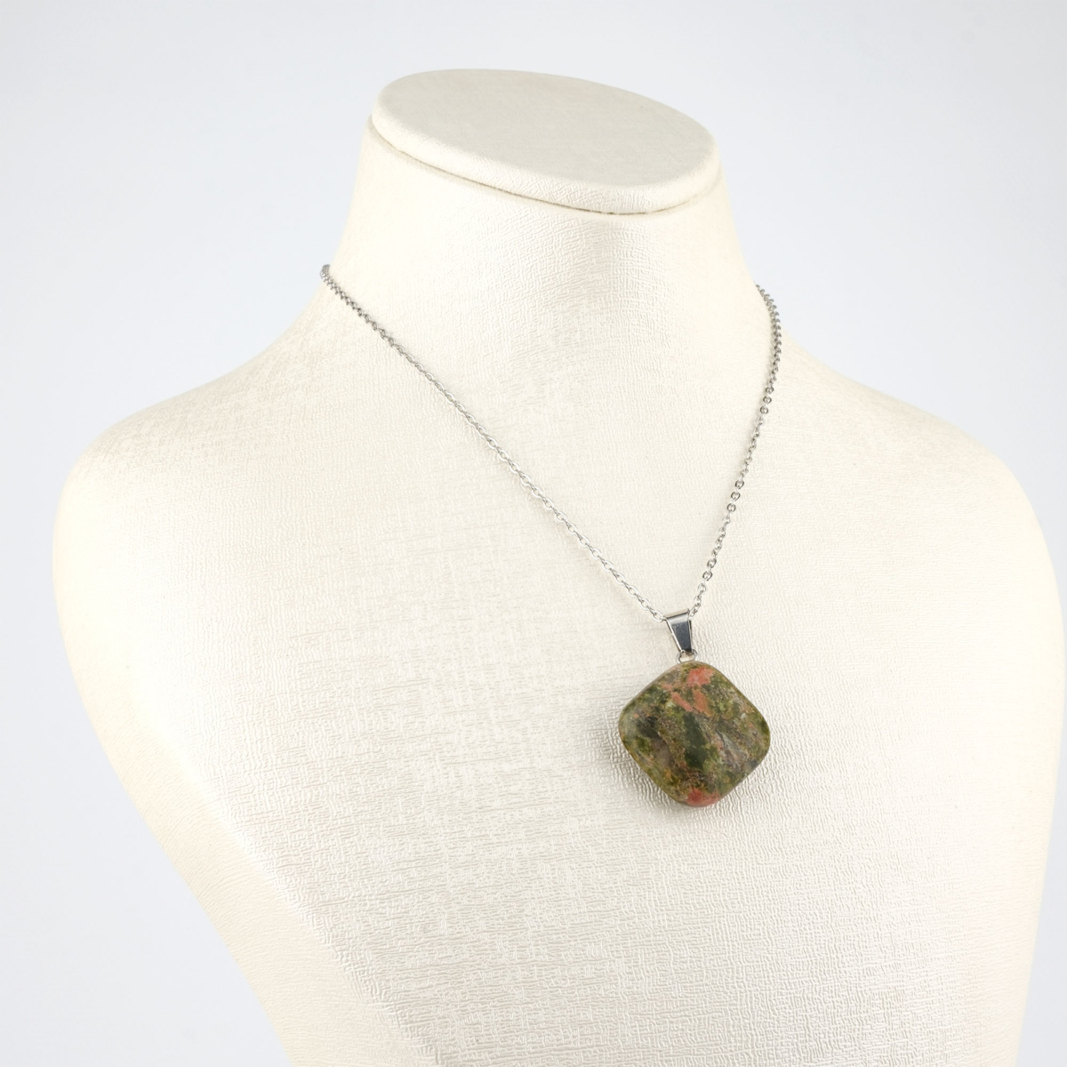 Kare modelli unakit kolye – pembe ve yeşil tonlarıyla denge ve sevgi enerjisini taşır. Unakit doğal taş kolye – kare formuyla istikrar ve huzur frekansını temsil eder. Pembe-yeşil unakit kolye – kalp çakrasını dengeleyen zarif doğal taş takı. Toptan doğal taş kolye – estetik görünüm ve içsel uyum bir arada.